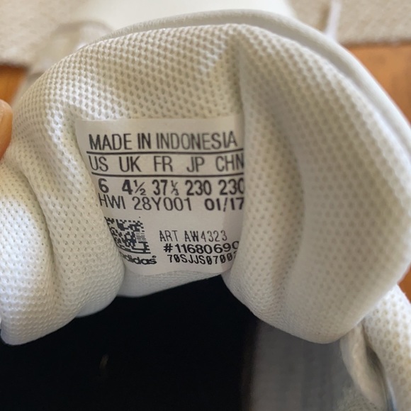 Adidas size 6 white leather sneakers - Picture 8 of 9